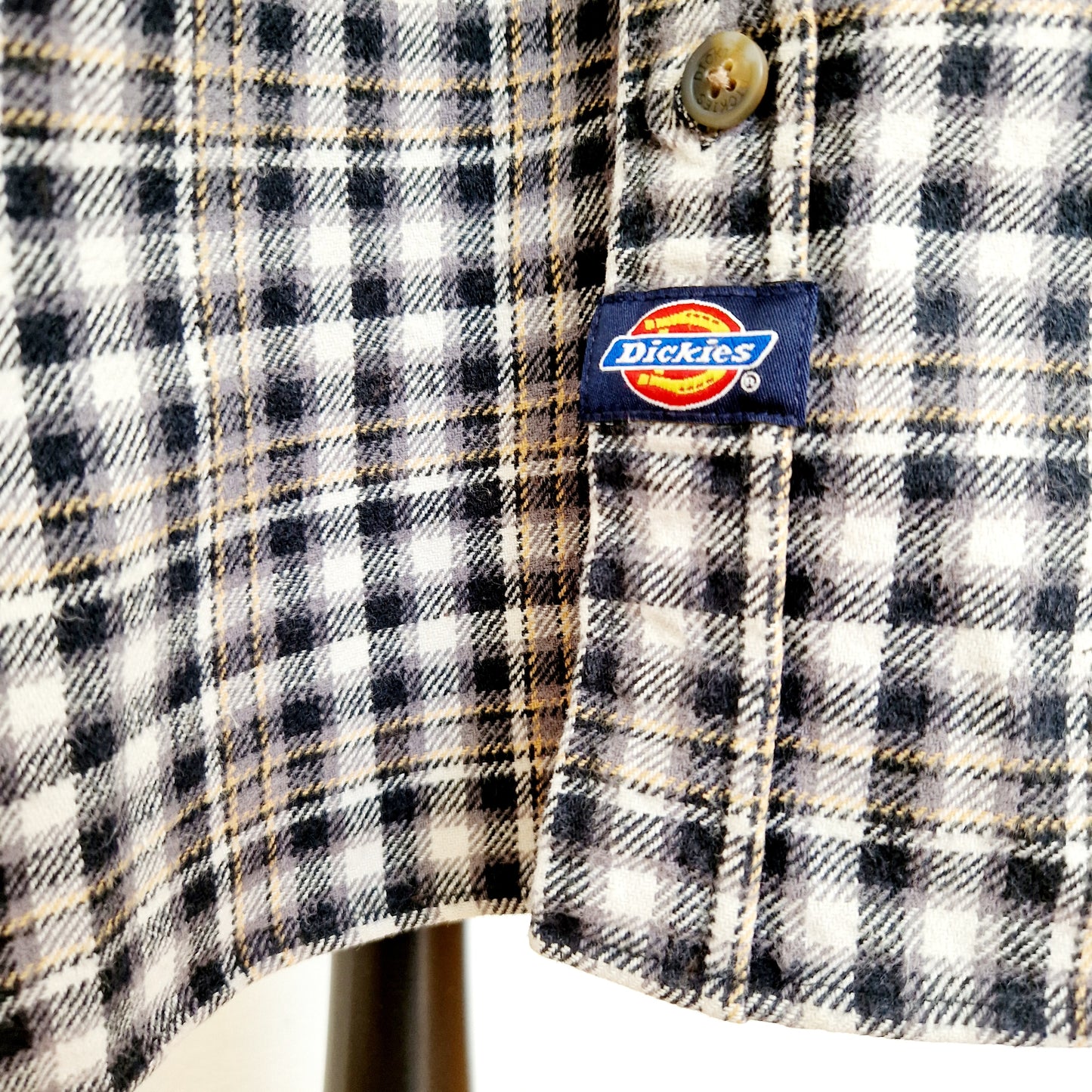 Einzigartiges und nachhaltiges Vintage Hemd, Langarm, kariert von Dickies. Unique and sustainable vintage button-down, long sleeves, checked from Dickies. Close-up 2.