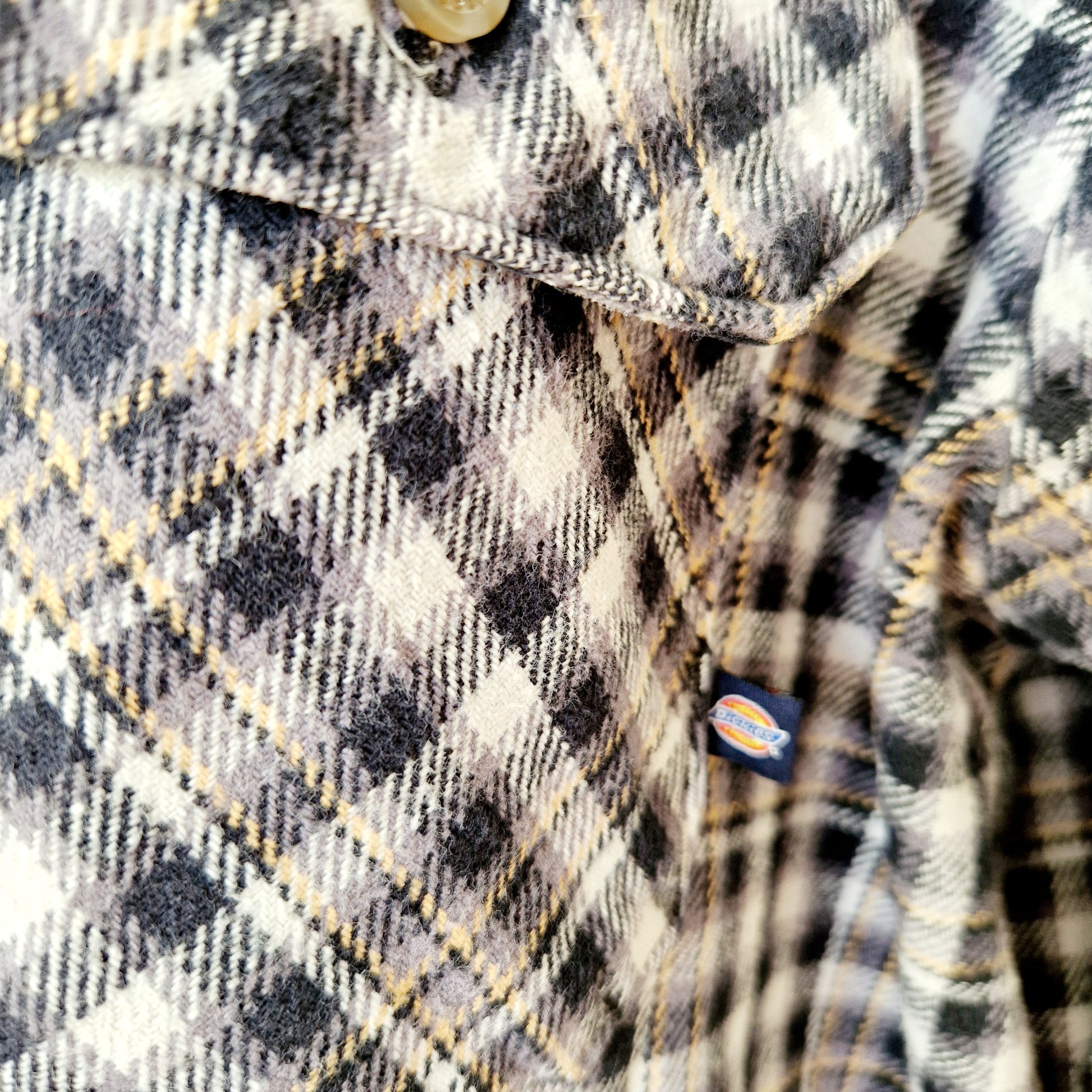 Einzigartiges und nachhaltiges Vintage Hemd, Langarm, kariert von Dickies. Unique and sustainable vintage button-down, long sleeves, checked from Dickies. Close-up 3.