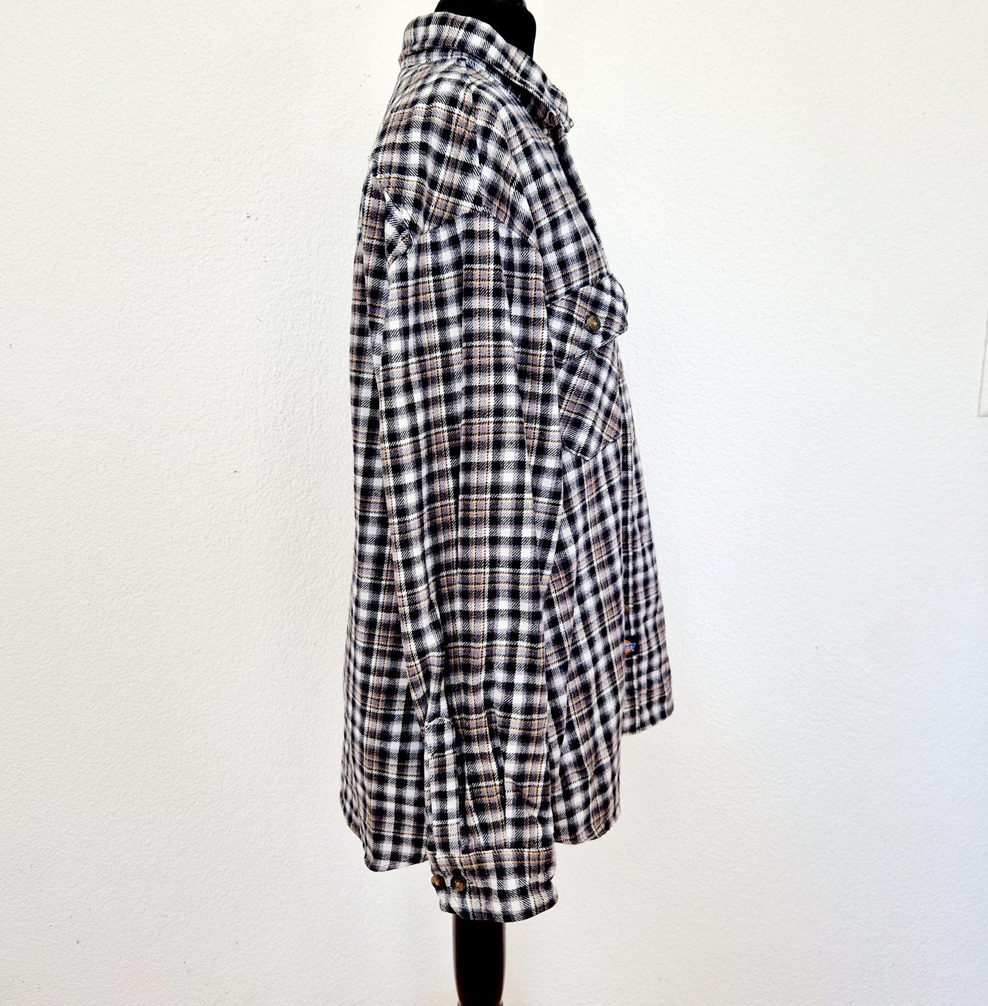 Einzigartiges und nachhaltiges Vintage Hemd, Langarm, kariert von Dickies. Unique and sustainable vintage button-down, long sleeves, checked from Dickies. Side.