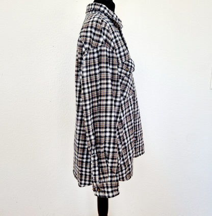 Einzigartiges und nachhaltiges Vintage Hemd, Langarm, kariert von Dickies. Unique and sustainable vintage button-down, long sleeves, checked from Dickies. Side.