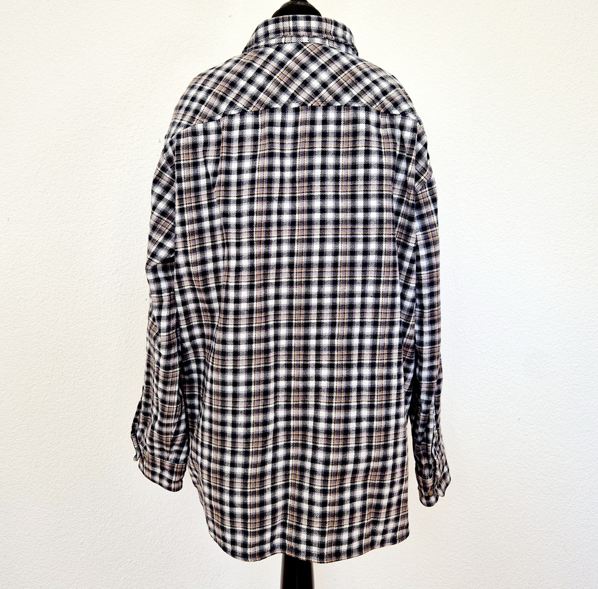 Einzigartiges und nachhaltiges Vintage Hemd, Langarm, kariert von Dickies. Unique and sustainable vintage button-down, long sleeves, checked from Dickies. Back.