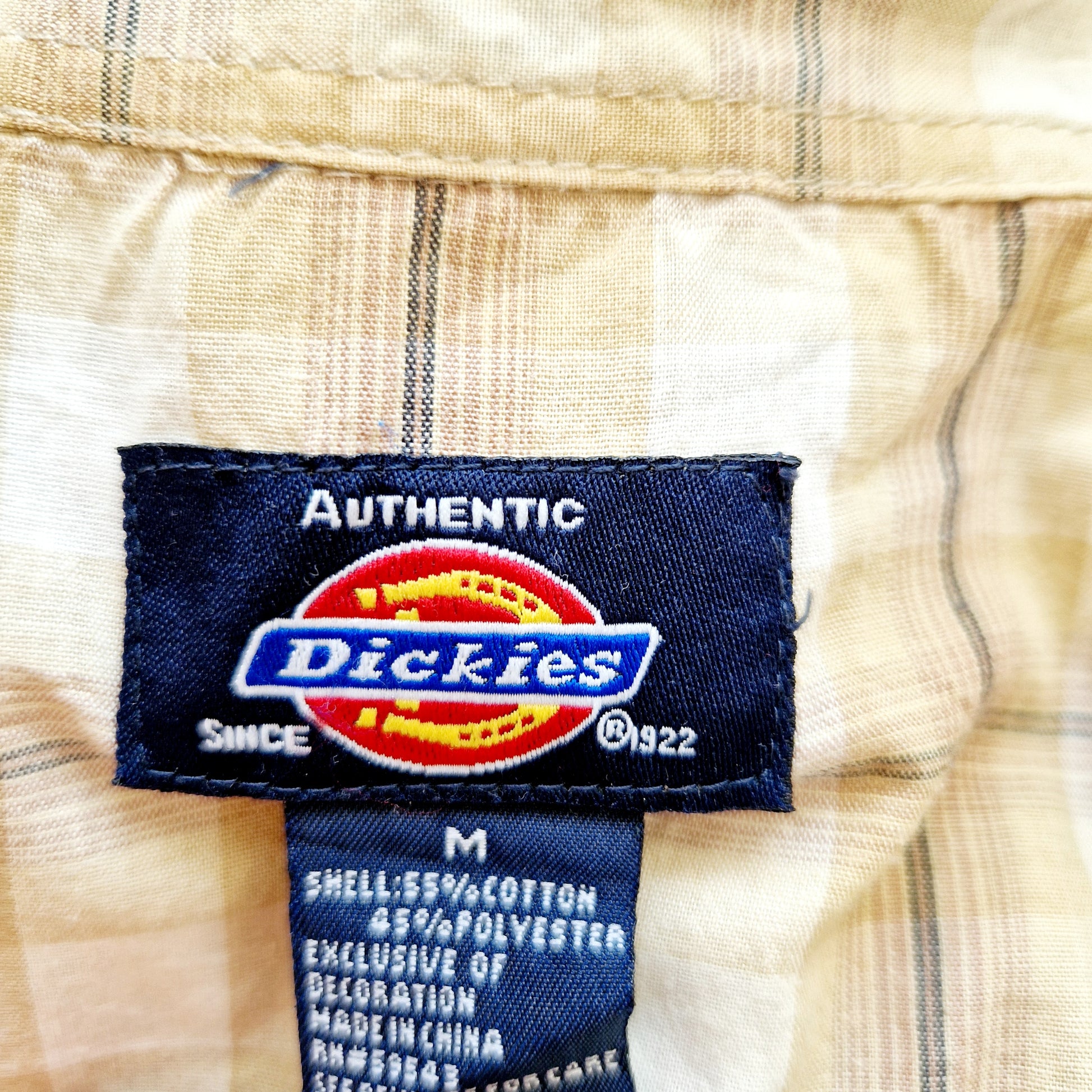 Einzigartiges und nachhaltiges Vintage Hemd, Kurzarm, in beige-weiss-schwarz von Dickies. Unique and sustainable vintage button-down, short sleeves, in beige-white-black from Dickies. Tag.