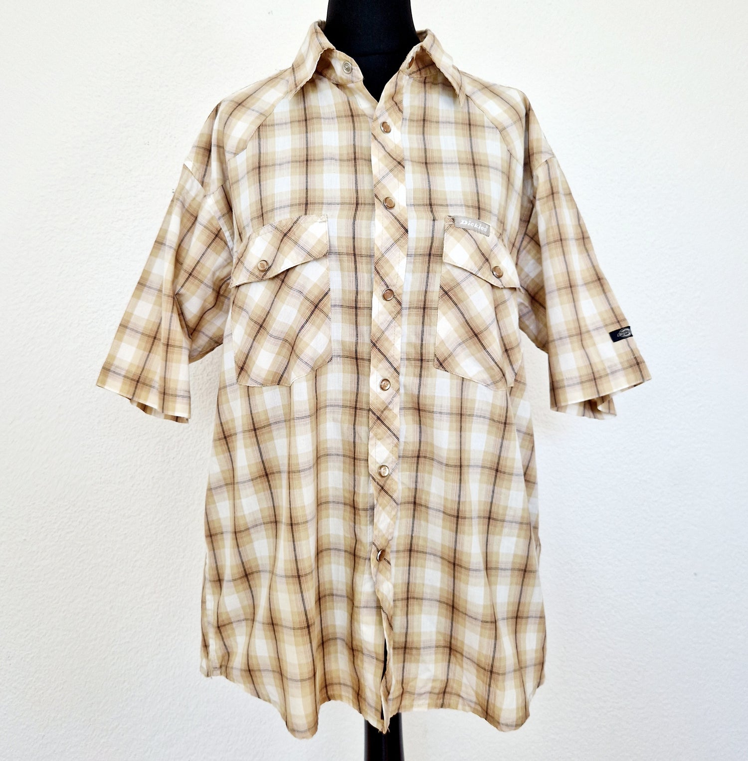 Einzigartiges und nachhaltiges Vintage Hemd, Kurzarm, in beige-weiss-schwarz von Dickies. Unique and sustainable vintage button-down, short sleeves, in beige-white-black from Dickies. Front. 