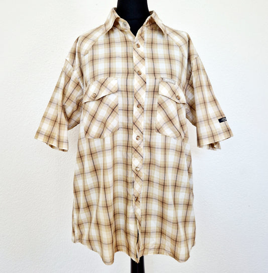 Einzigartiges und nachhaltiges Vintage Hemd, Kurzarm, in beige-weiss-schwarz von Dickies. Unique and sustainable vintage button-down, short sleeves, in beige-white-black from Dickies. Front. 