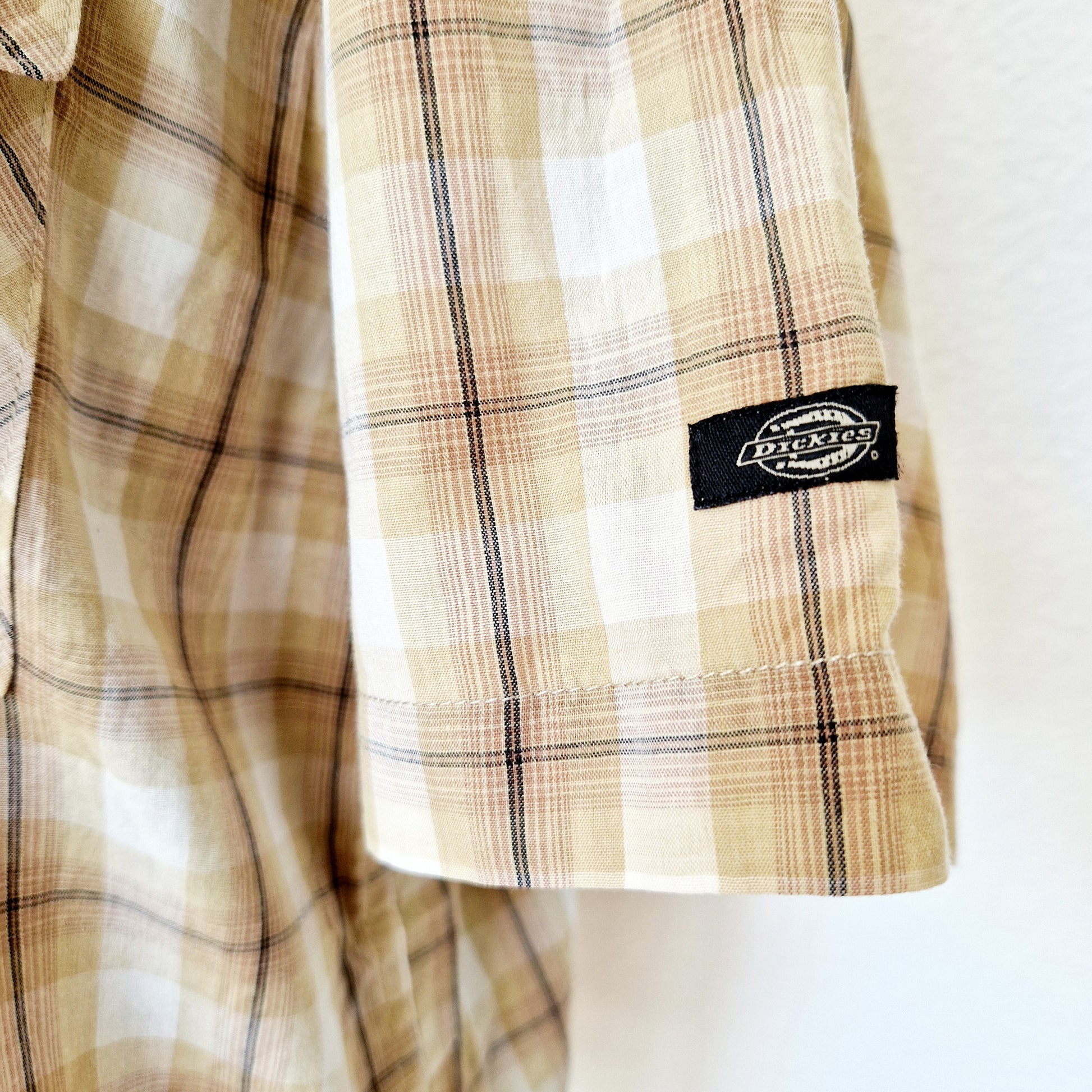 Einzigartiges und nachhaltiges Vintage Hemd, Kurzarm, in beige-weiss-schwarz von Dickies. Unique and sustainable vintage button-down, short sleeves, in beige-white-black from Dickies. Close-up 2.