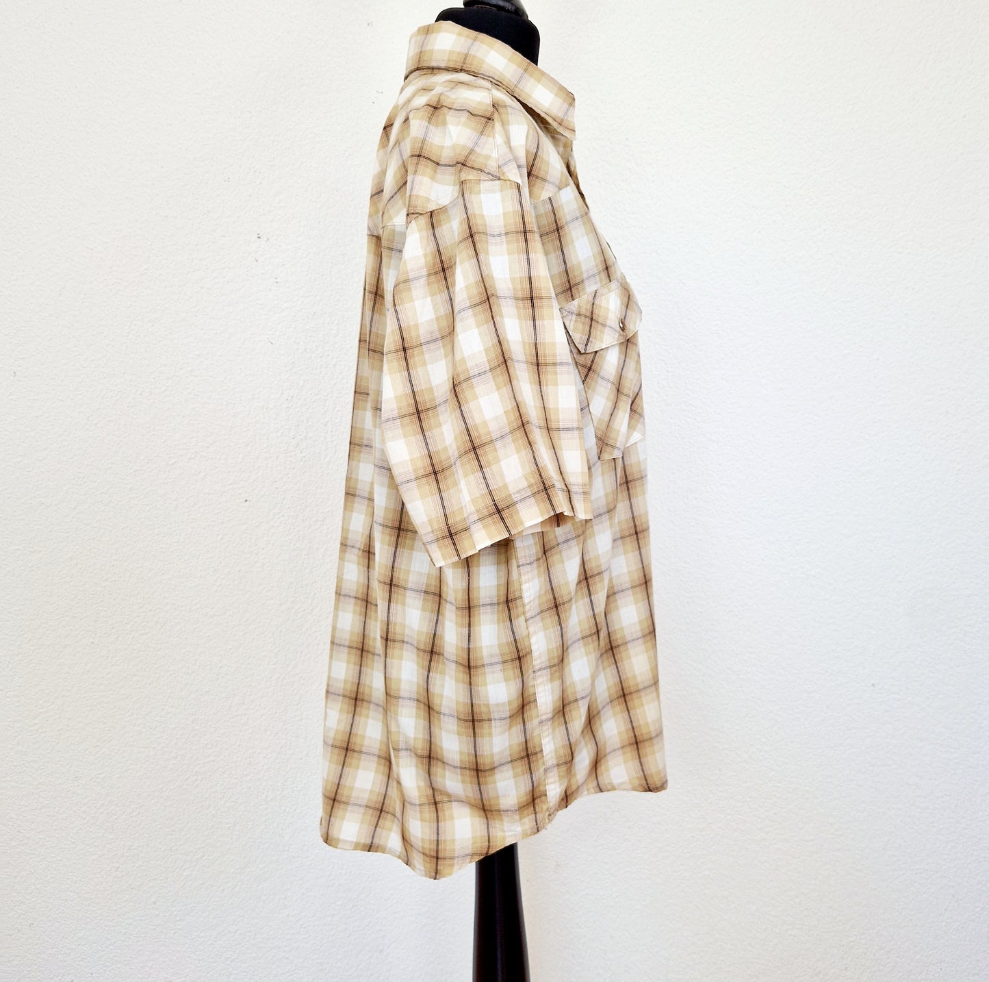 Einzigartiges und nachhaltiges Vintage Hemd, Kurzarm, in beige-weiss-schwarz von Dickies. Unique and sustainable vintage button-down, short sleeves, in beige-white-black from Dickies. Side.
