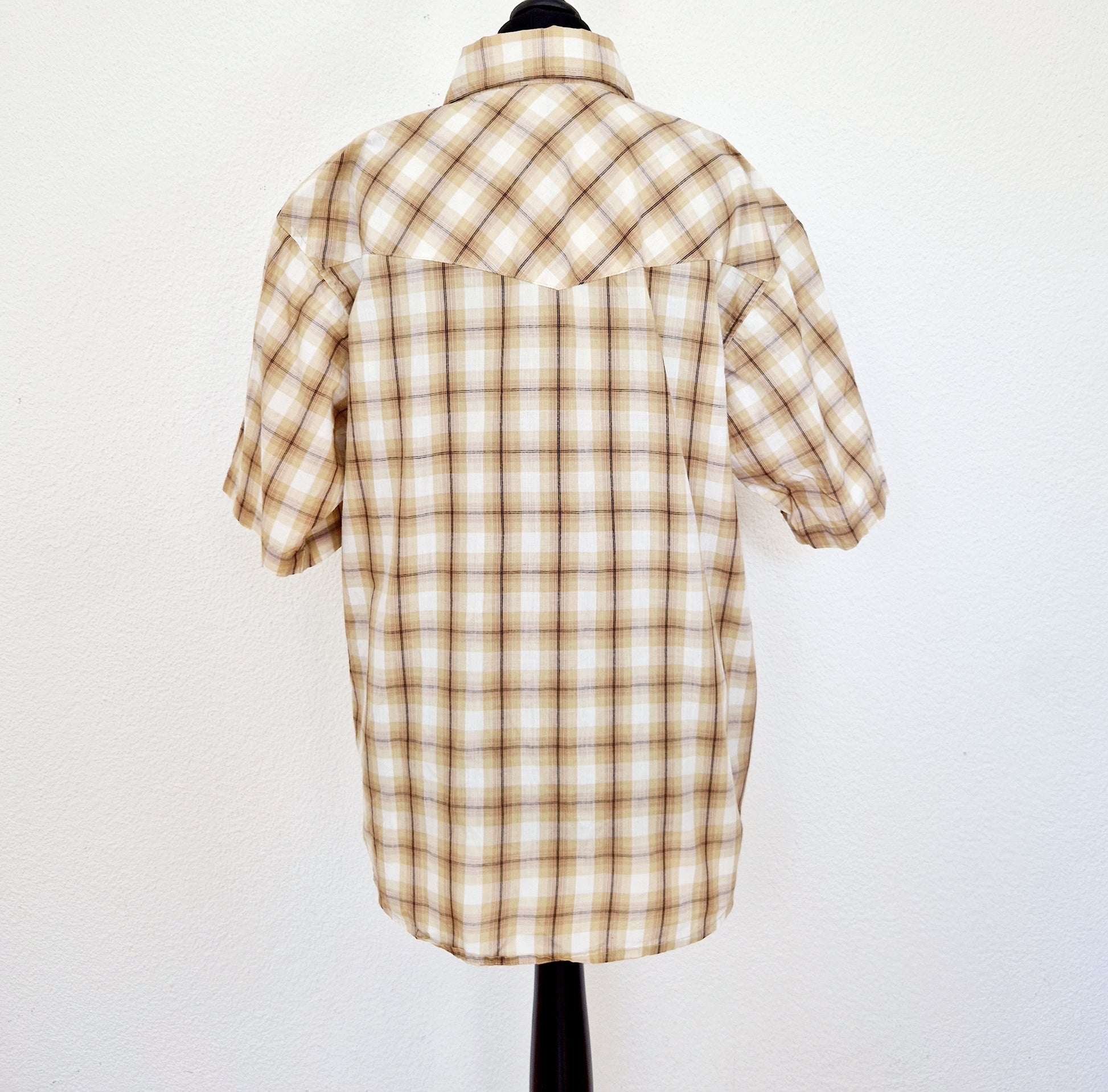 Einzigartiges und nachhaltiges Vintage Hemd, Kurzarm, in beige-weiss-schwarz von Dickies. Unique and sustainable vintage button-down, short sleeves, in beige-white-black from Dickies. Back.