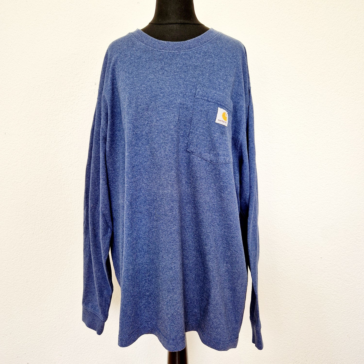 Einzigartiges und nachhaltiges Vintage Shirt in blau von Carhartt. Unique and sustainable vintage shirt in blue from Carhartt. Front. 