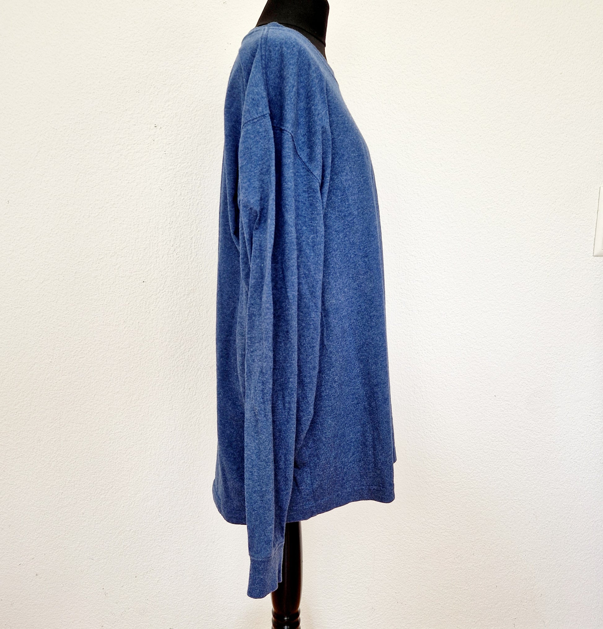 Einzigartiges und nachhaltiges Vintage Shirt in blau von Carhartt. Unique and sustainable vintage shirt in blue from Carhartt. Side.