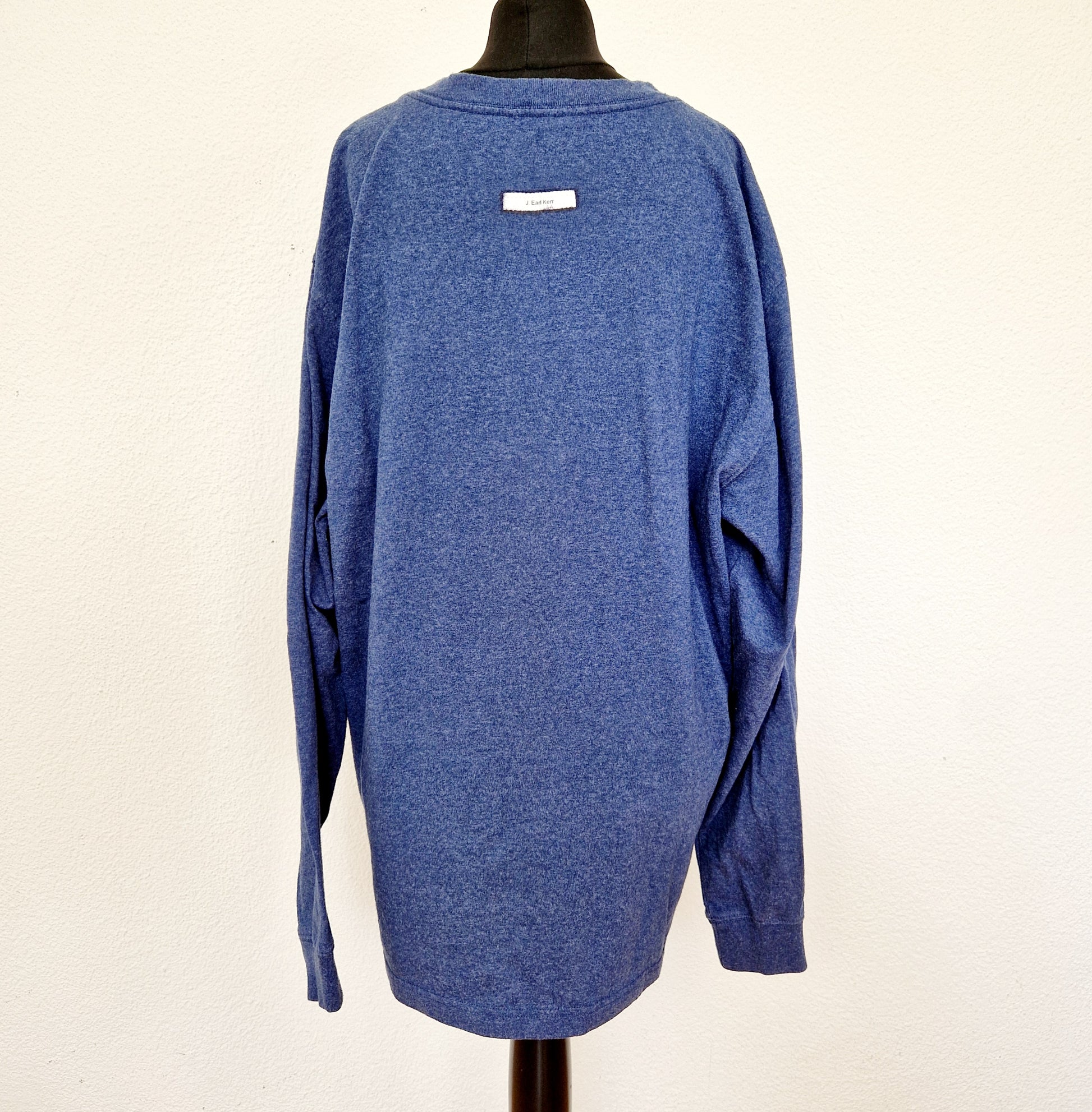 Einzigartiges und nachhaltiges Vintage Shirt in blau von Carhartt. Unique and sustainable vintage shirt in blue from Carhartt. Back.