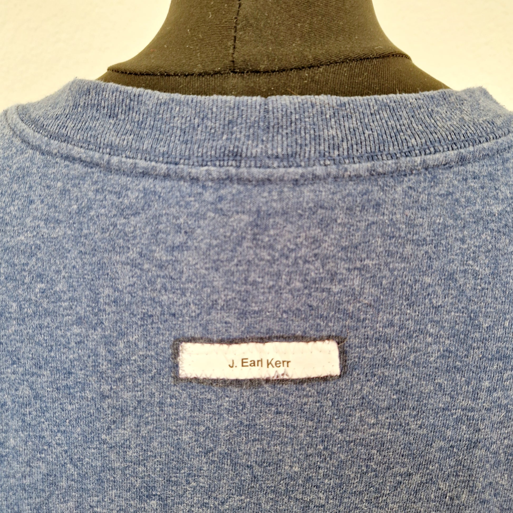 Einzigartiges und nachhaltiges Vintage Shirt in blau von Carhartt. Unique and sustainable vintage shirt in blue from Carhartt. Close-up Back.