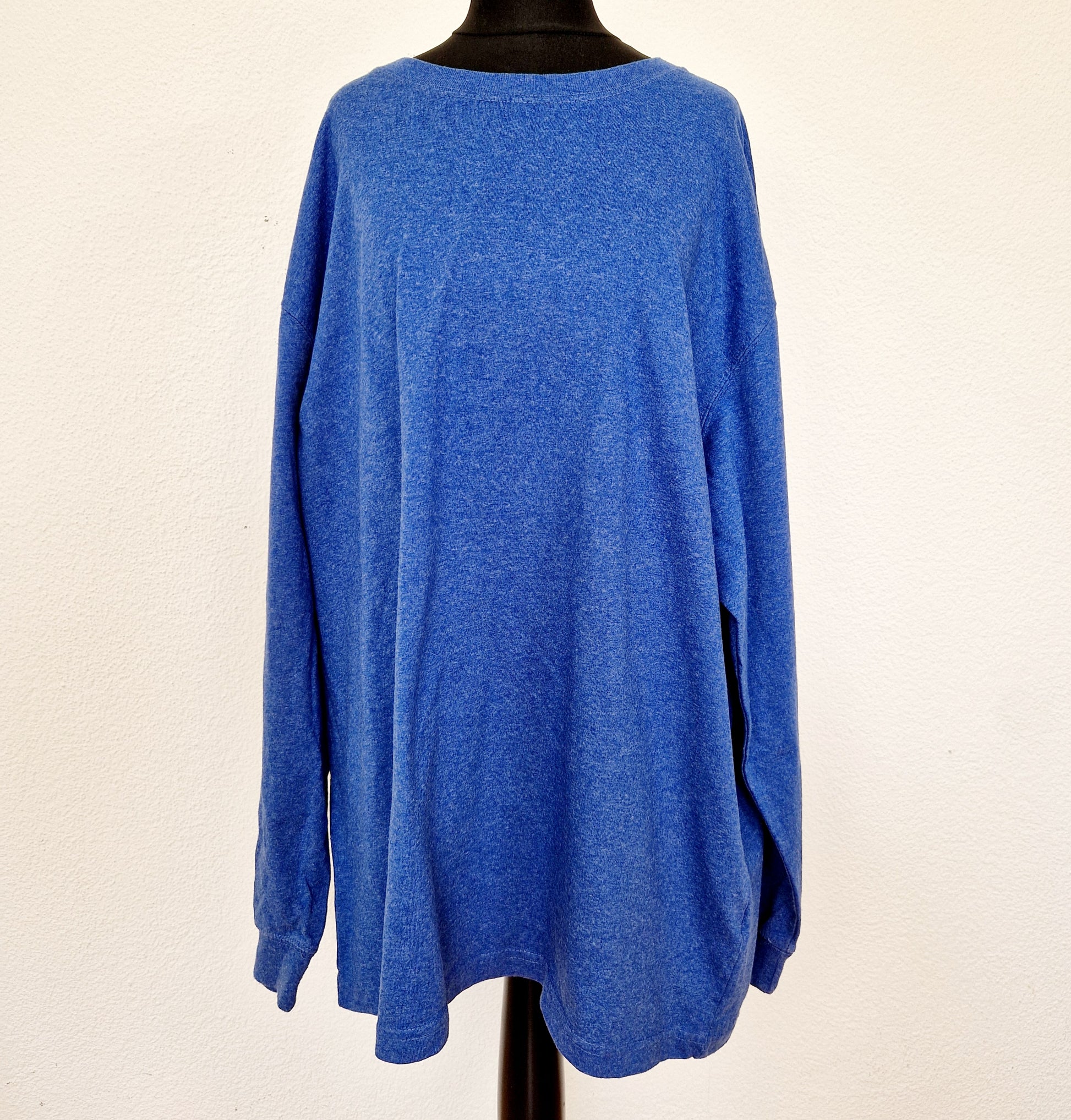 Einzigartiges und nachhaltiges Vintage Shirt in mittelblau von Carhartt. Unique and sustainable vintage shirt in medium blue from Carhartt. Front. 
