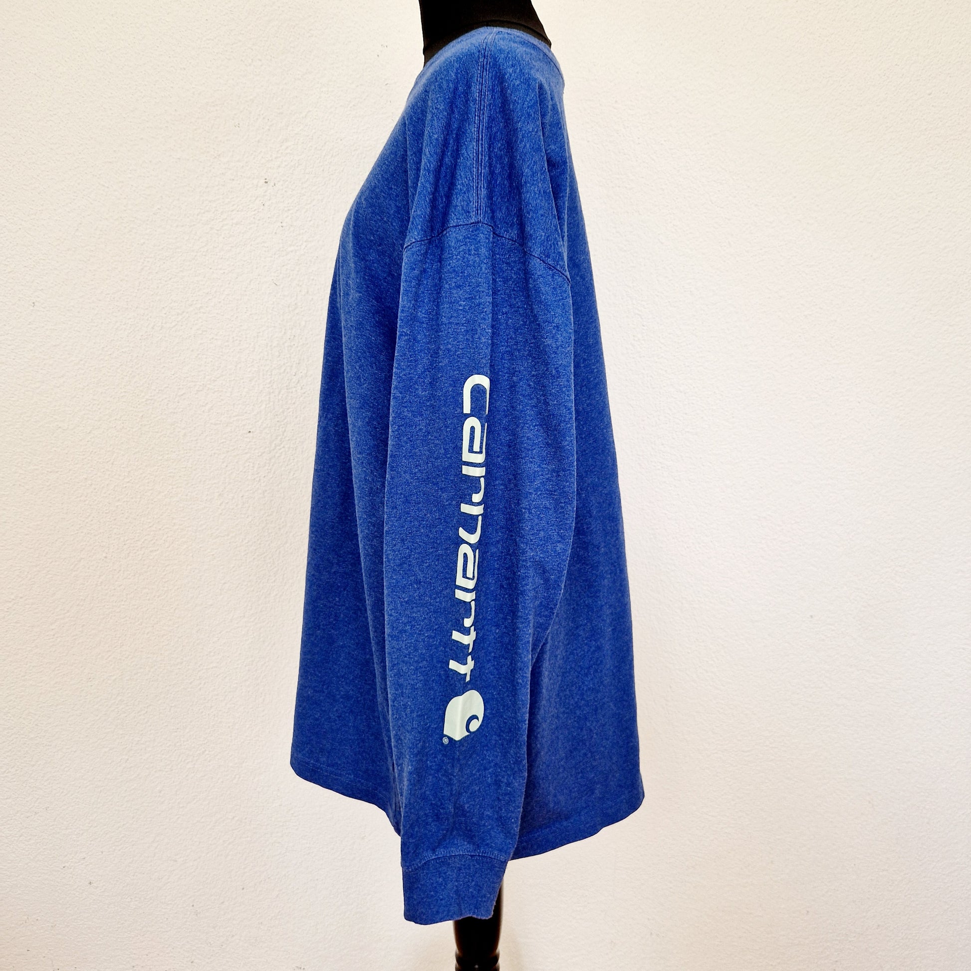 Einzigartiges und nachhaltiges Vintage Shirt in mittelblau von Carhartt. Unique and sustainable vintage shirt in medium blue from Carhartt. Side.