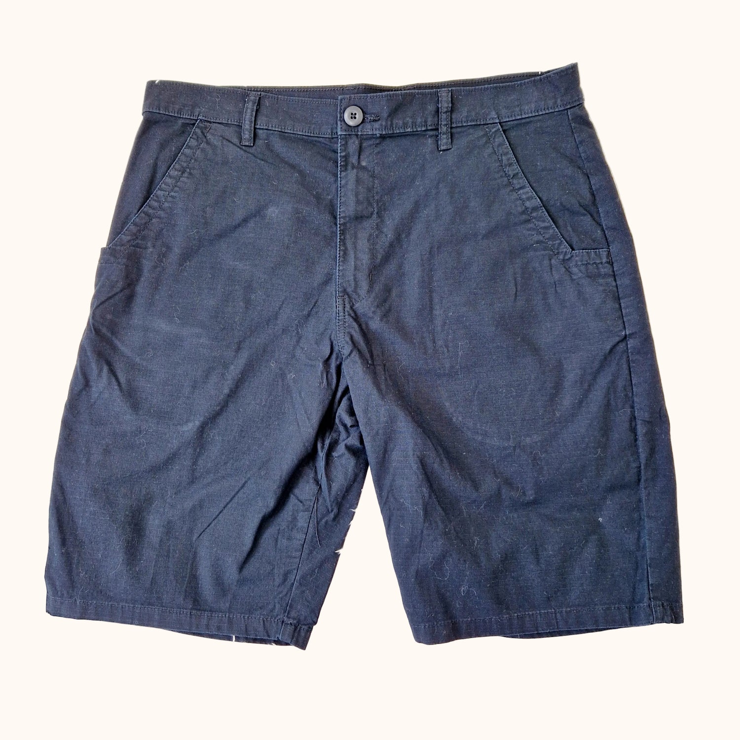Einzigartige und nachhaltige Vintage Shorts in schwarz von Dickies. Unique and sustainable vintage shorts in black from Dickies. Front. 