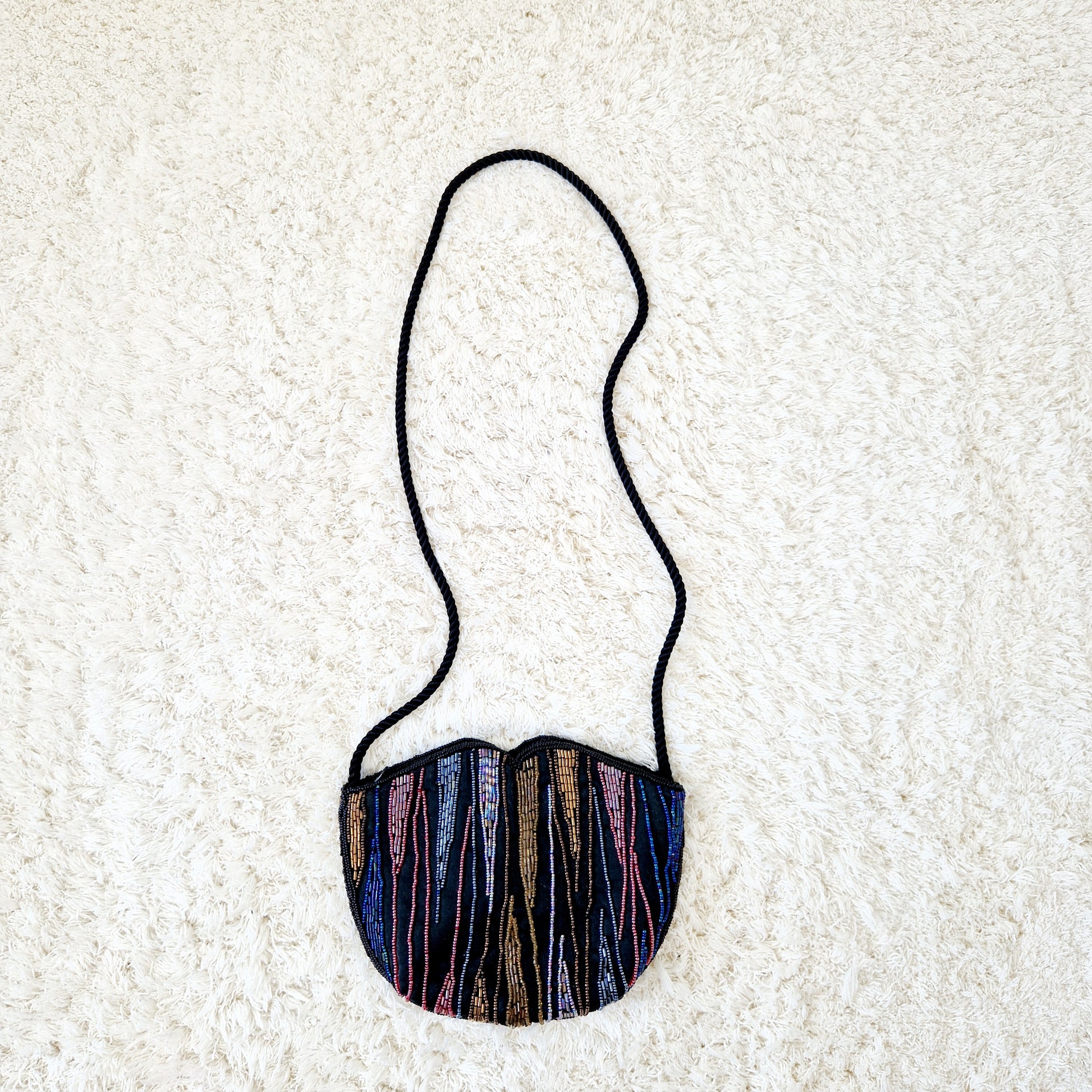 Einzigartige und nachhaltige Vintage Umhängetasche in schwarz mit bunten Perlen. Unique and sustainable vintage crossbody bag in black with colorful beads. Front.