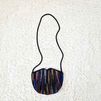 Einzigartige und nachhaltige Vintage Umhängetasche in schwarz mit bunten Perlen. Unique and sustainable vintage crossbody bag in black with colorful beads. Front.