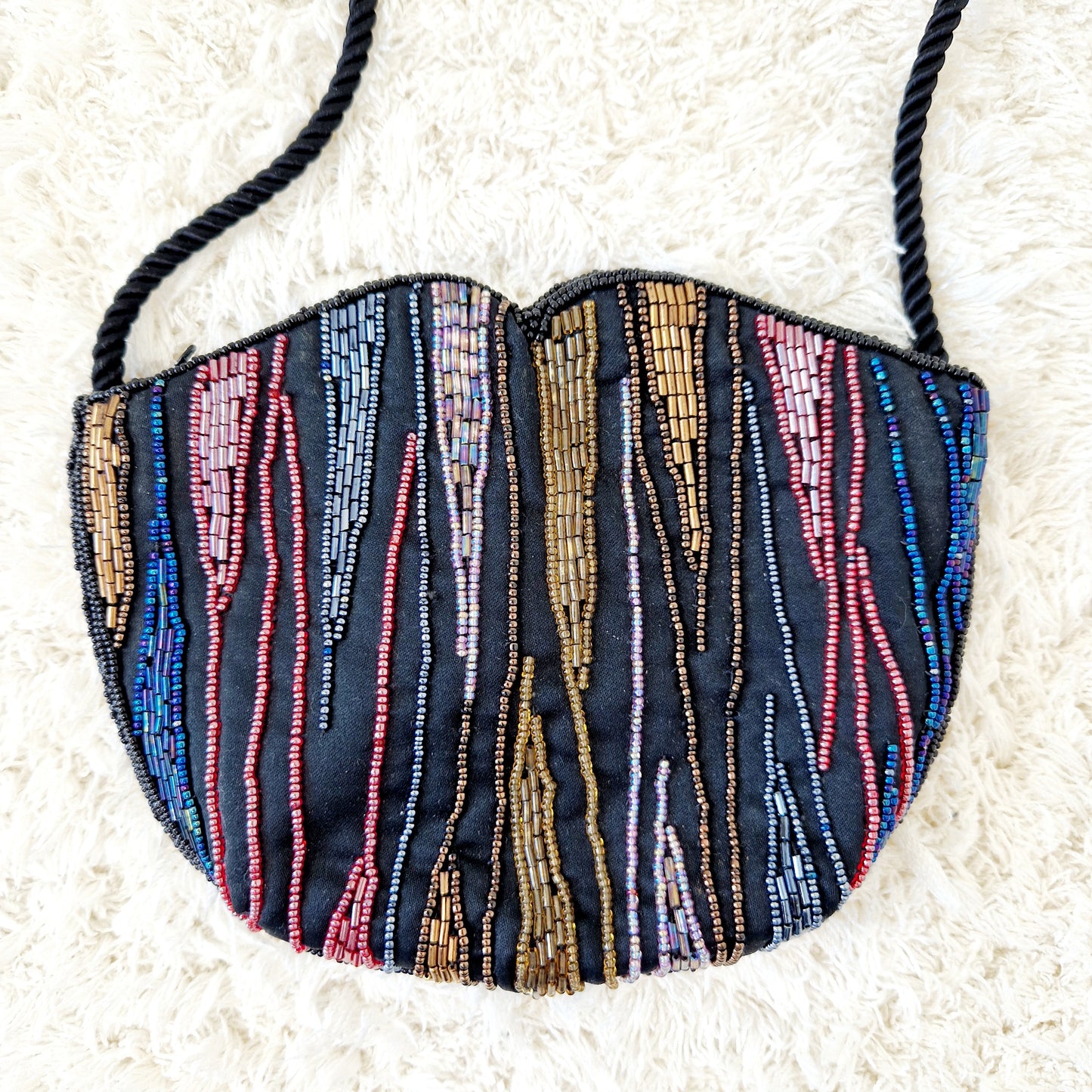 Einzigartige und nachhaltige Vintage Umhängetasche in schwarz mit bunten Perlen. Unique and sustainable vintage crossbody bag in black with colorful beads. Close-up.