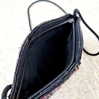 Einzigartige und nachhaltige Vintage Umhängetasche in schwarz mit bunten Perlen. Unique and sustainable vintage crossbody bag in black with colorful beads. Inside.