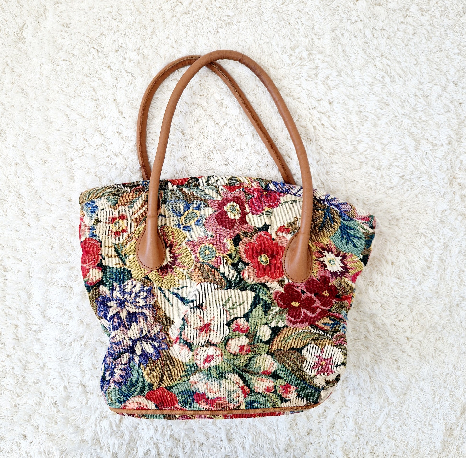 Einzigartige und nachhaltige Vintage Handtasche mit Blumen. Unique and sustainable vintage handbag with flowers. Front.