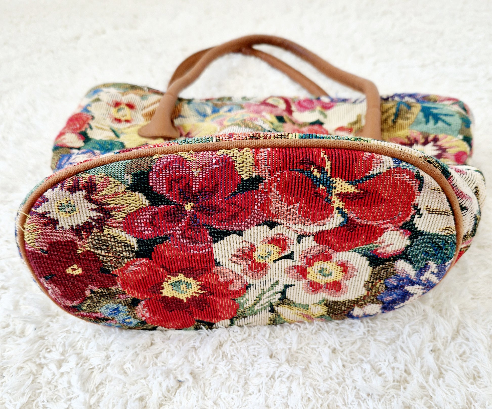Einzigartige und nachhaltige Vintage Handtasche mit Blumen. Unique and sustainable vintage handbag with flowers. Below.