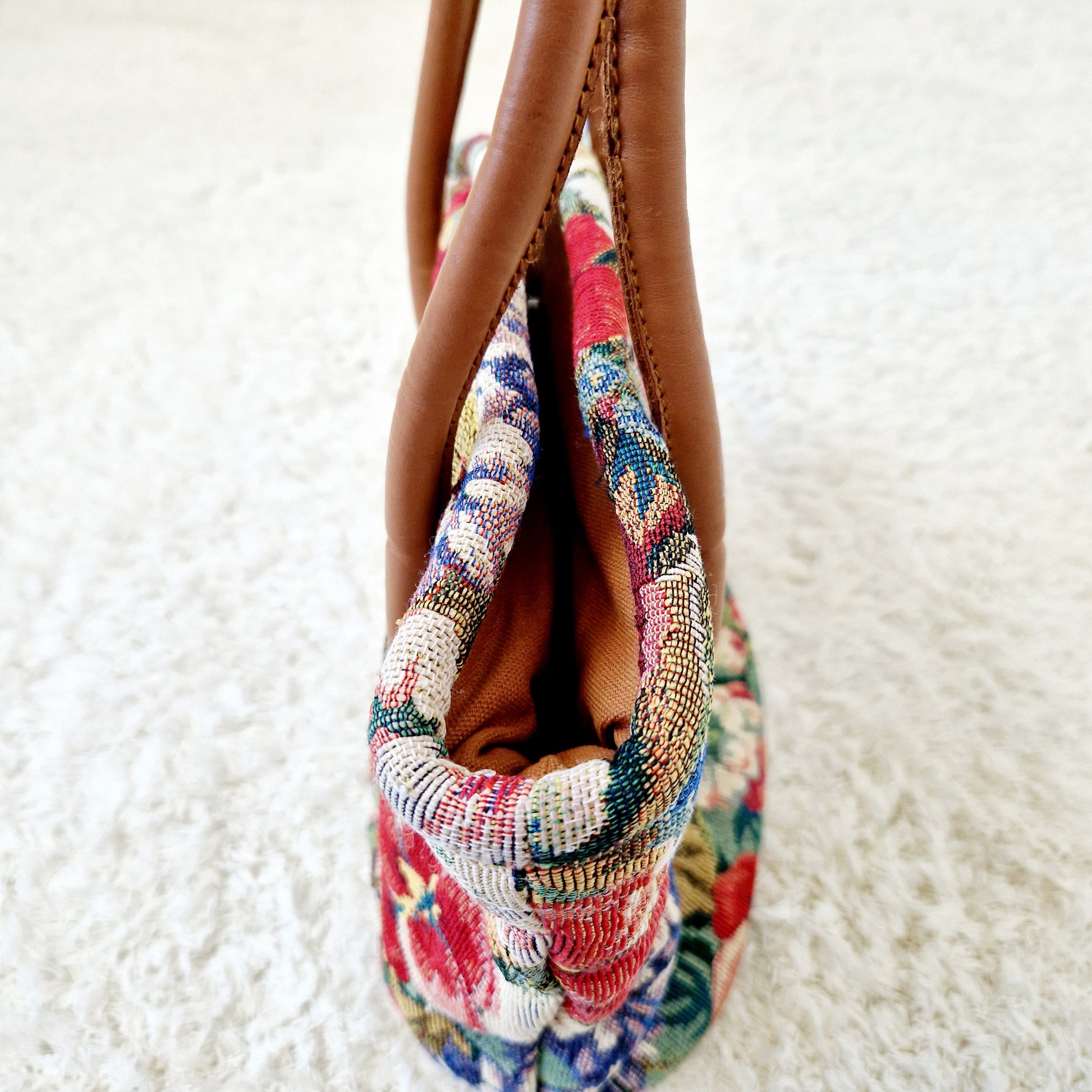 Einzigartige und nachhaltige Vintage Handtasche mit Blumen. Unique and sustainable vintage handbag with flowers. Side.