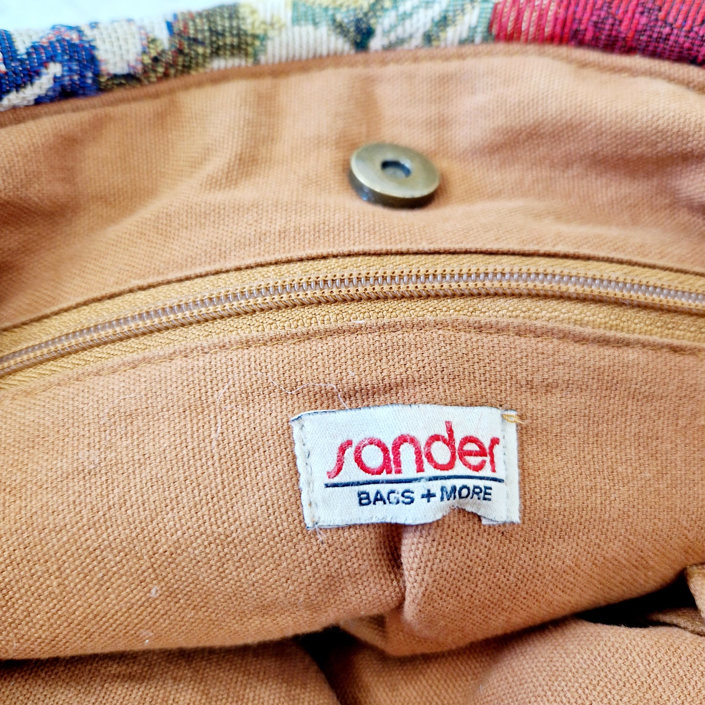 Einzigartige und nachhaltige Vintage Handtasche mit Blumen. Unique and sustainable vintage handbag with flowers. Tag.