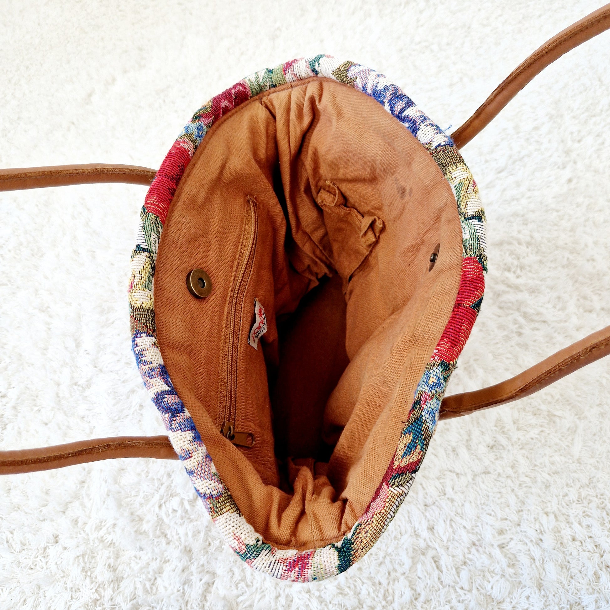 Einzigartige und nachhaltige Vintage Handtasche mit Blumen. Unique and sustainable vintage handbag with flowers. Inside.