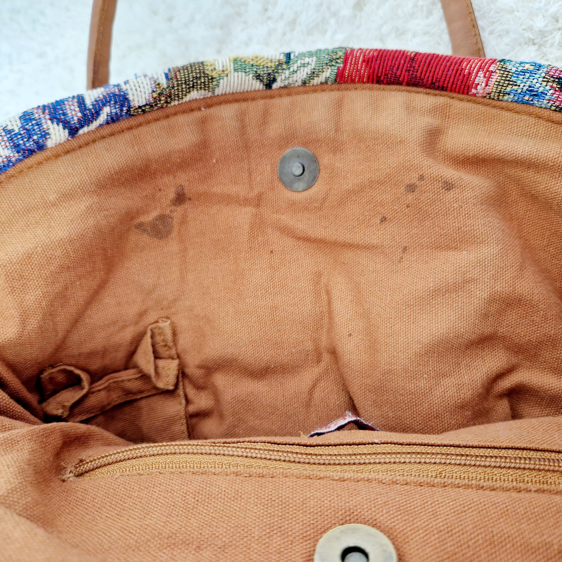 Einzigartige und nachhaltige Vintage Handtasche mit Blumen. Unique and sustainable vintage handbag with flowers. Stains.