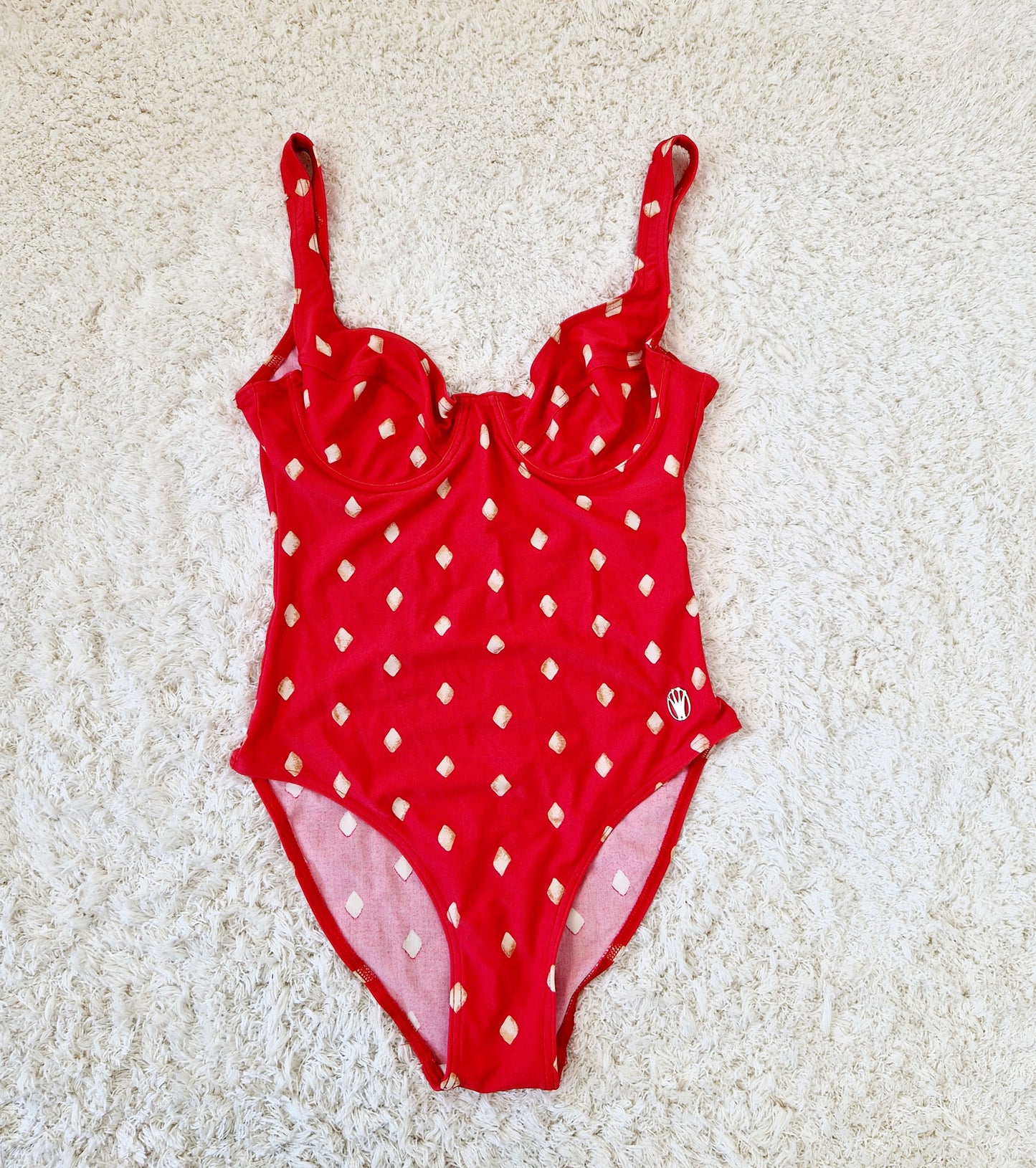 Einzigartiger und nachhaltiger Vintage Badeanzug in rot-gelb mit Rauten. Unque and sustainable vintage swimsuit in red-yellow with rhombs. Front. 