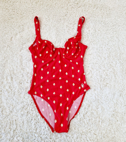 Einzigartiger und nachhaltiger Vintage Badeanzug in rot-gelb mit Rauten. Unque and sustainable vintage swimsuit in red-yellow with rhombs. Front. 