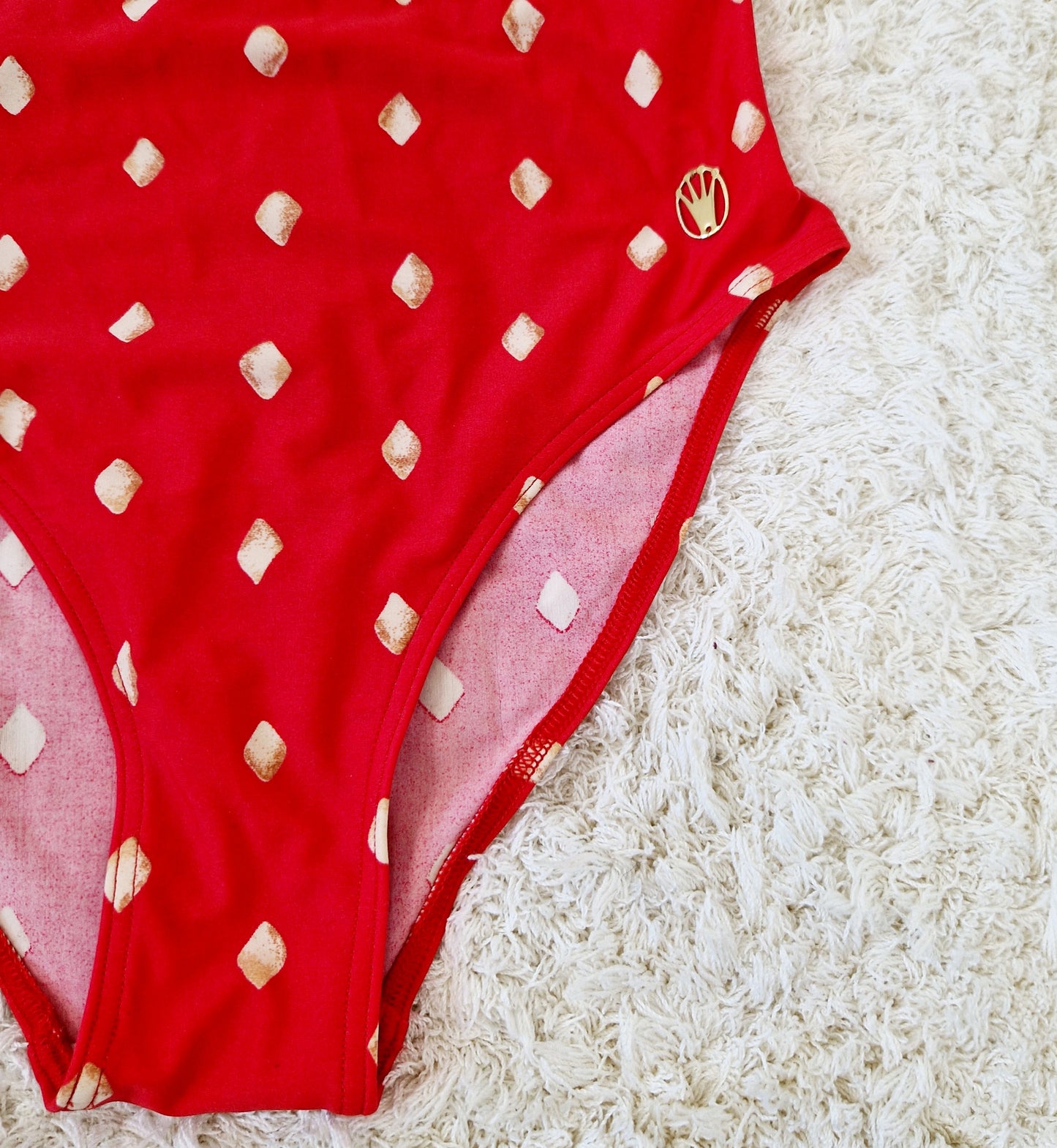 Einzigartiger und nachhaltiger Vintage Badeanzug in rot-gelb mit Rauten. Unque and sustainable vintage swimsuit in red-yellow with rhombs. Close-up.