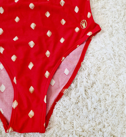 Einzigartiger und nachhaltiger Vintage Badeanzug in rot-gelb mit Rauten. Unque and sustainable vintage swimsuit in red-yellow with rhombs. Close-up.