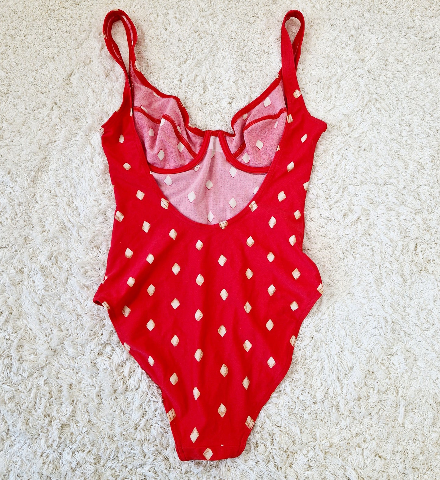 Einzigartiger und nachhaltiger Vintage Badeanzug in rot-gelb mit Rauten. Unque and sustainable vintage swimsuit in red-yellow with rhombs. Back.