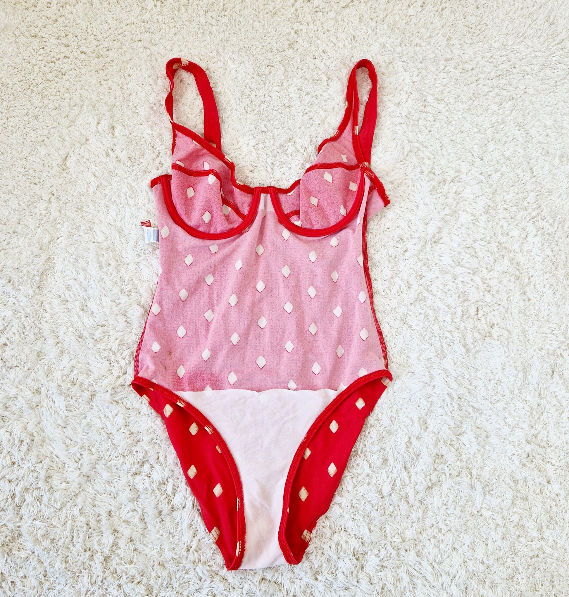Einzigartiger und nachhaltiger Vintage Badeanzug in rot-gelb mit Rauten. Unque and sustainable vintage swimsuit in red-yellow with rhombs. Inside out.