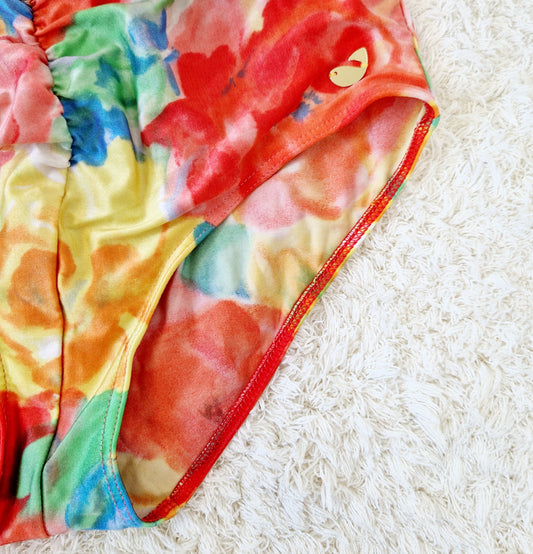 Einzigartiger und nachhaltiger Vintage Badeanzug in gelb-rot-grün mit Blumen. Unique and sustainable vintage swimsuit in yellow-red-green with flowers. Close-up.