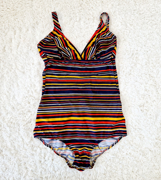 Einzigartiger und nachhaltiger Vintage Badeanzug in dunkelblau-rot-orange mit Streifen. Unique and sustainable vintage swimsuit in dark blue-red-orange with stripes. Front.
