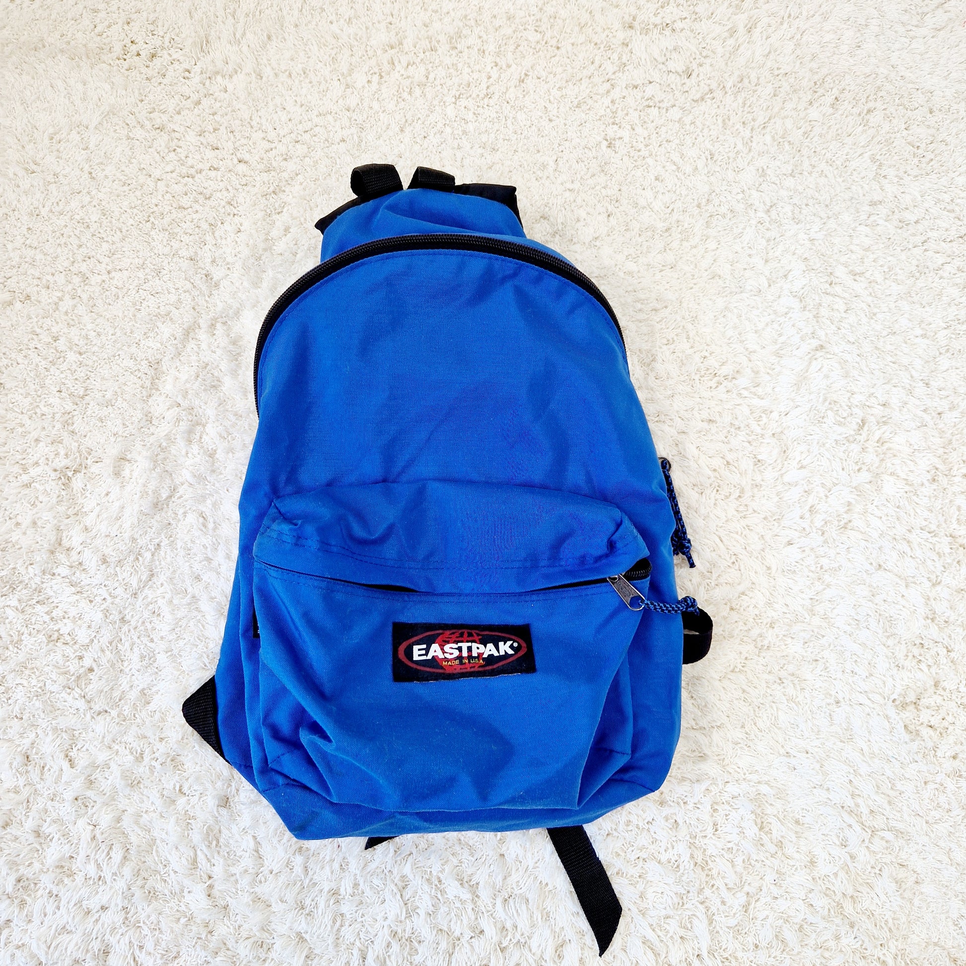 Einzigartiger und nachhaltiger Vintage Rucksack in blau von Eastpak. Unique and sustainable Vintage backpack in blue from Eastpak. Front.