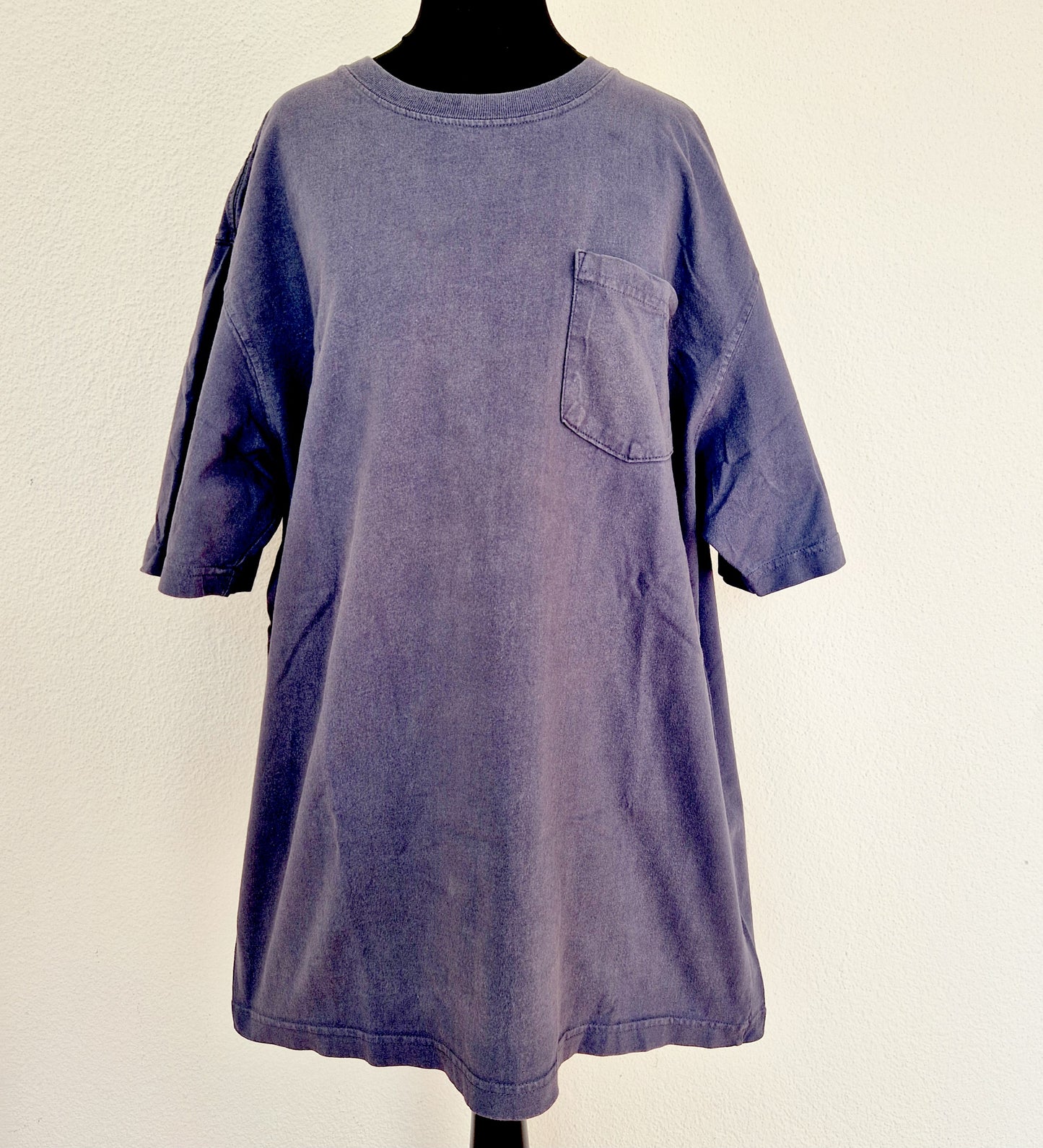 Einzigartiges und nachhaltiges Vintage T-Shirt in dunkelblau von Carhartt. Unique and sustainable vintage t-shirt in darkblue from Carhartt. Front.