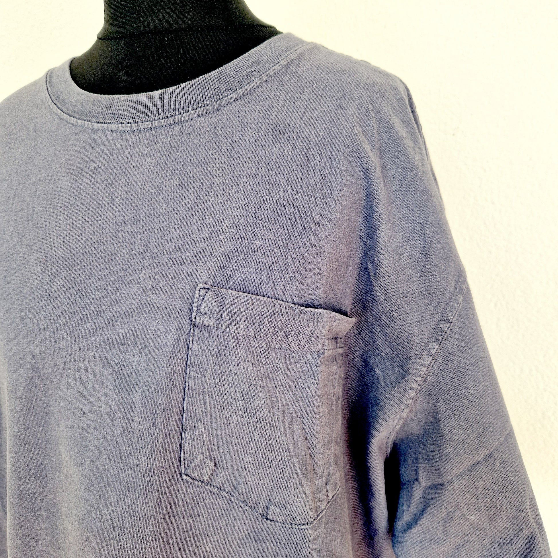 Einzigartiges und nachhaltiges Vintage T-Shirt in dunkelblau von Carhartt. Unique and sustainable vintage t-shirt in darkblue from Carhartt. Close-up.