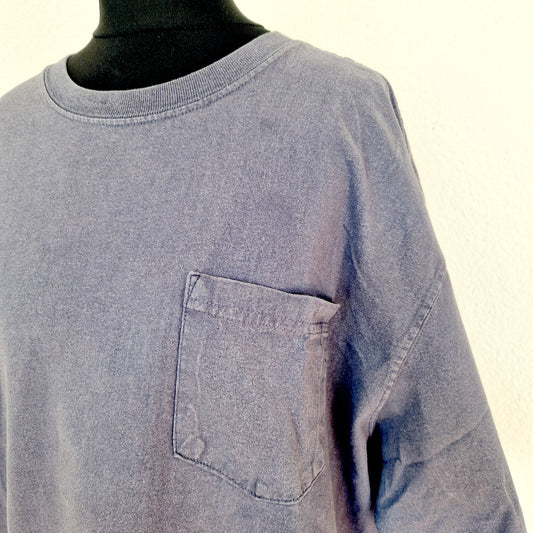 Einzigartiges und nachhaltiges Vintage T-Shirt in dunkelblau von Carhartt. Unique and sustainable vintage t-shirt in darkblue from Carhartt. Close-up.