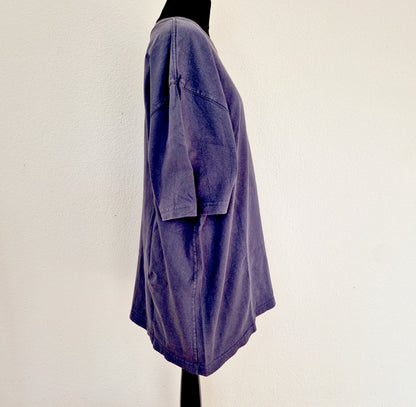 Einzigartiges und nachhaltiges Vintage T-Shirt in dunkelblau von Carhartt. Unique and sustainable vintage t-shirt in darkblue from Carhartt. Side.