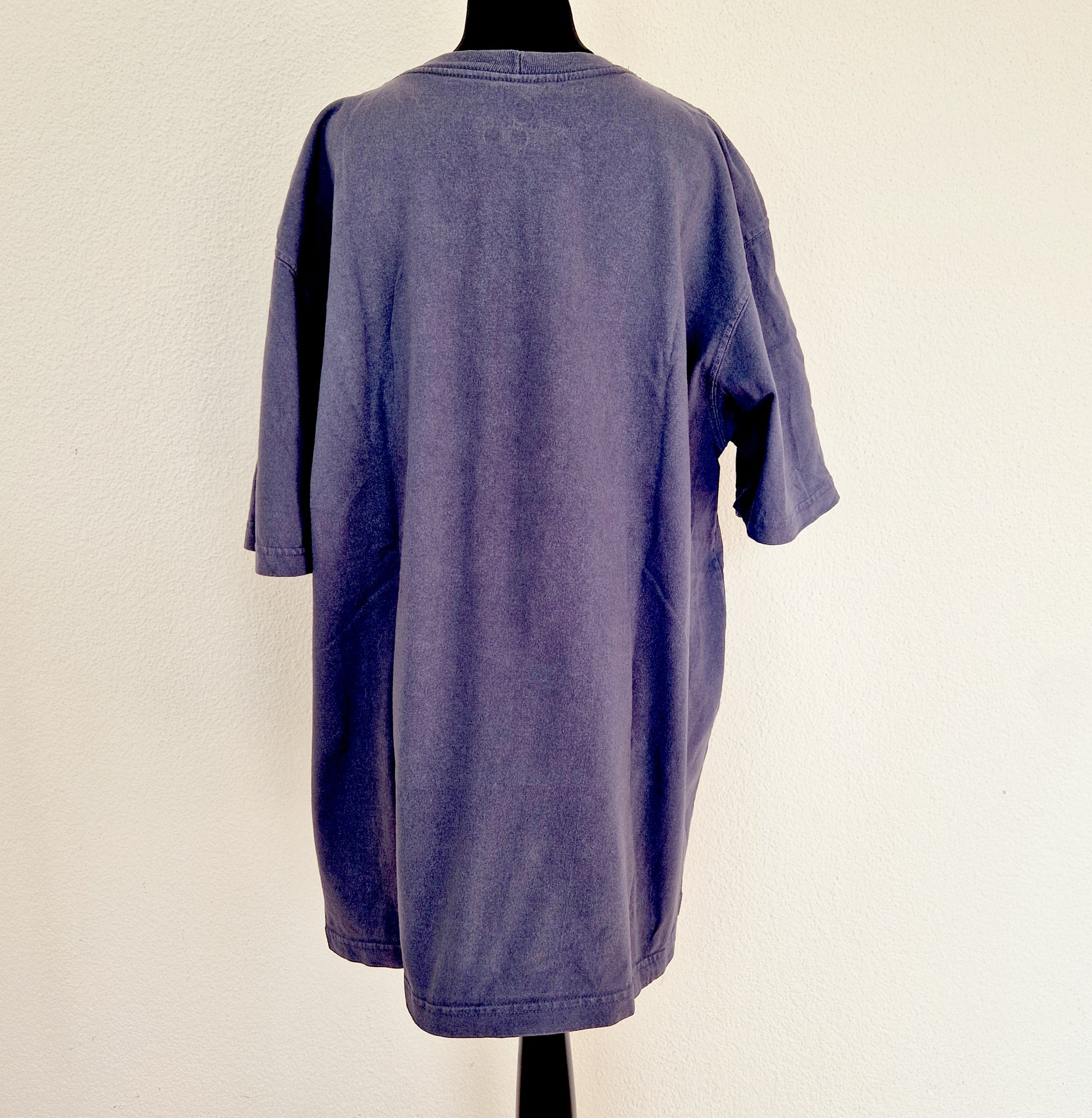 Einzigartiges und nachhaltiges Vintage T-Shirt in dunkelblau von Carhartt. Unique and sustainable vintage t-shirt in darkblue from Carhartt. Back.