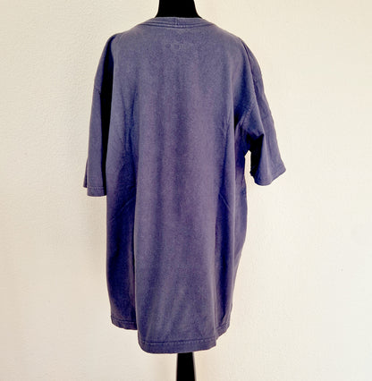 Einzigartiges und nachhaltiges Vintage T-Shirt in dunkelblau von Carhartt. Unique and sustainable vintage t-shirt in darkblue from Carhartt. Back.