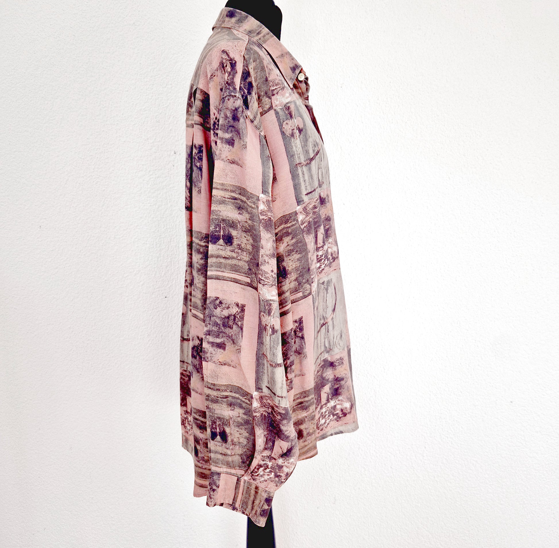 Einzigartiges und nachhaltiges Vintage Hemd in rosa-grau. Unique and sustainable vintage shirt in pink-grey. Side.