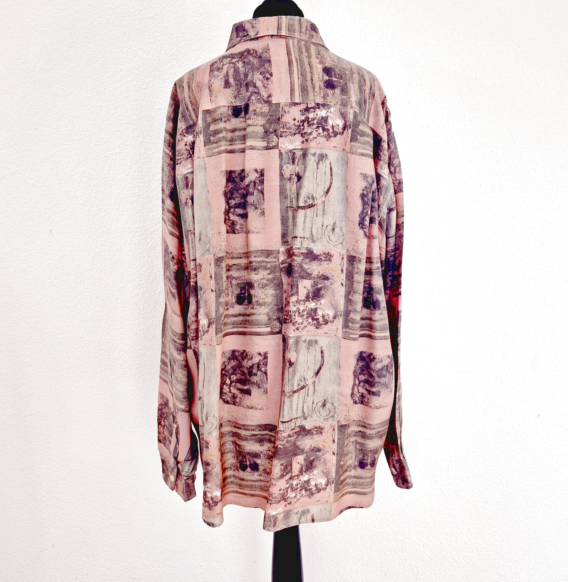 Einzigartiges und nachhaltiges Vintage Hemd in rosa-grau. Unique and sustainable vintage shirt in pink-grey. Back.