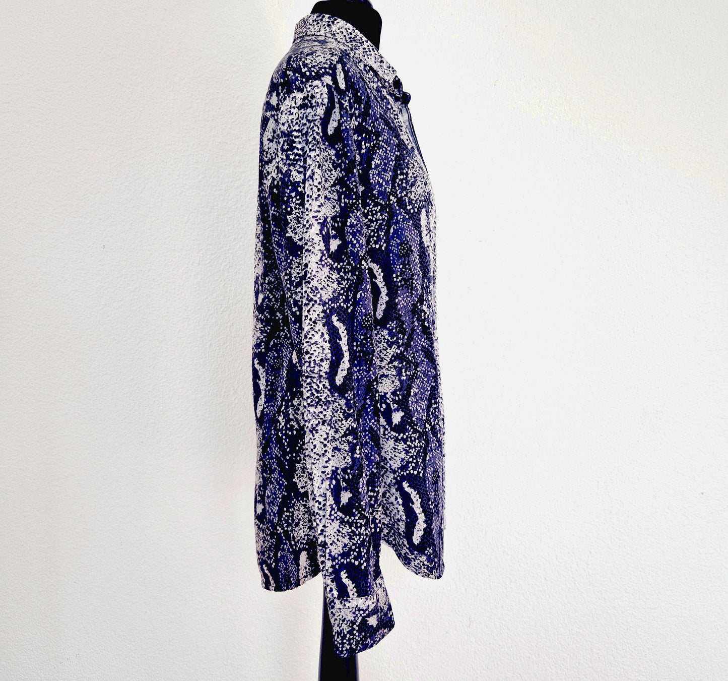 Einzigartiges und nachhaltiges Vintage Hemd in schwarz-grau mit Schlangenmuster. Side.