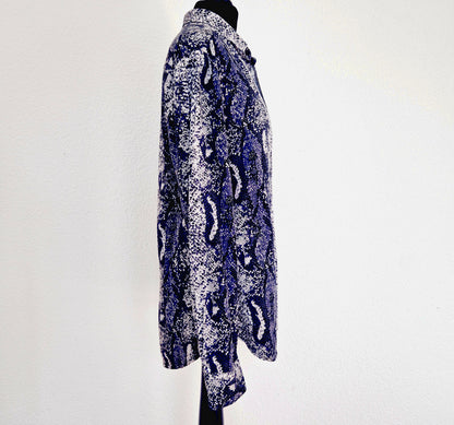 Einzigartiges und nachhaltiges Vintage Hemd in schwarz-grau mit Schlangenmuster. Side.