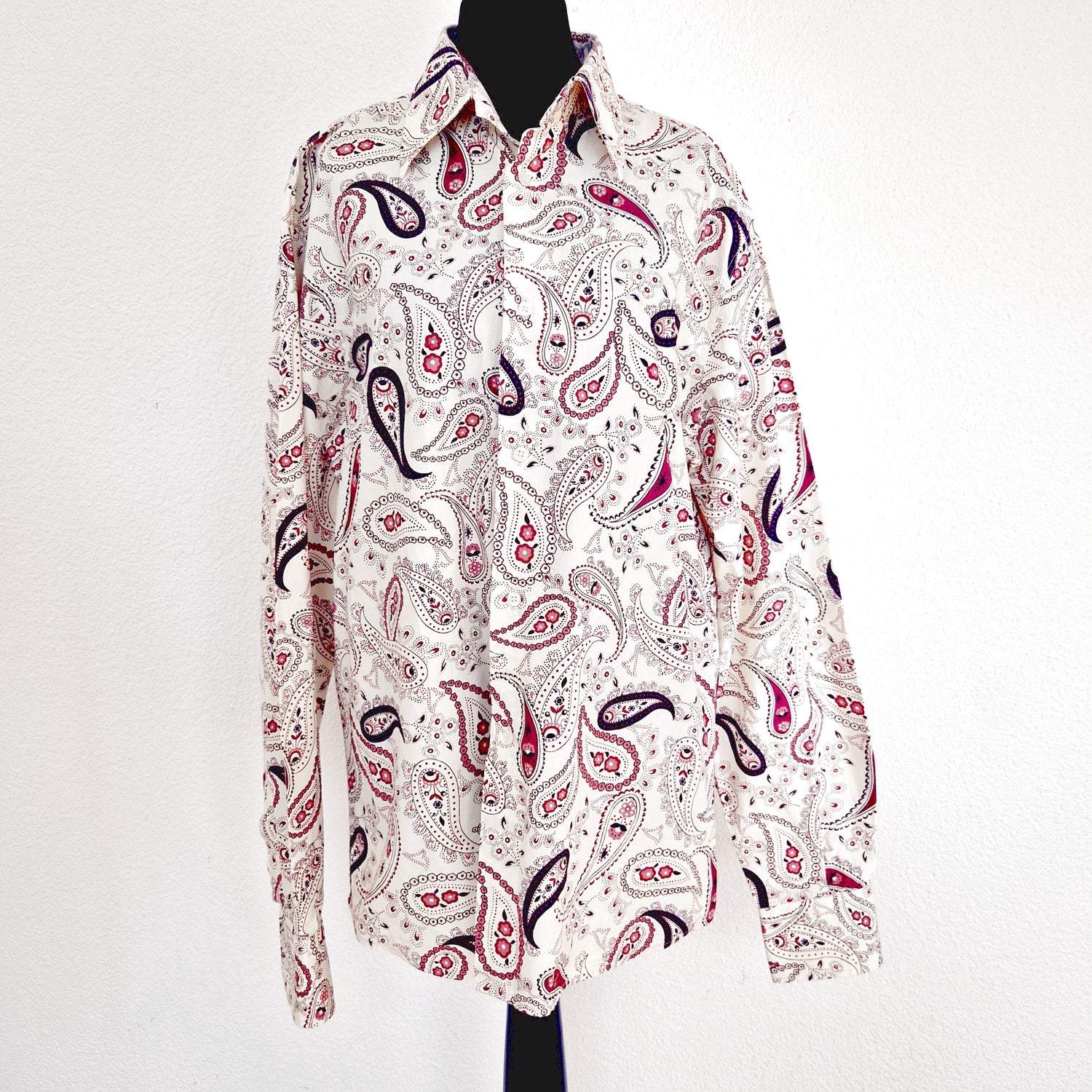 Einzigartiges und nachhaltiges Vintage Hemd in eierschale-rosa-violett mit Paisley. Unique and sustainable vintage shirt in off-white-pink-purple. Front.