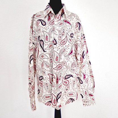 Einzigartiges und nachhaltiges Vintage Hemd in eierschale-rosa-violett mit Paisley. Unique and sustainable vintage shirt in off-white-pink-purple. Front.