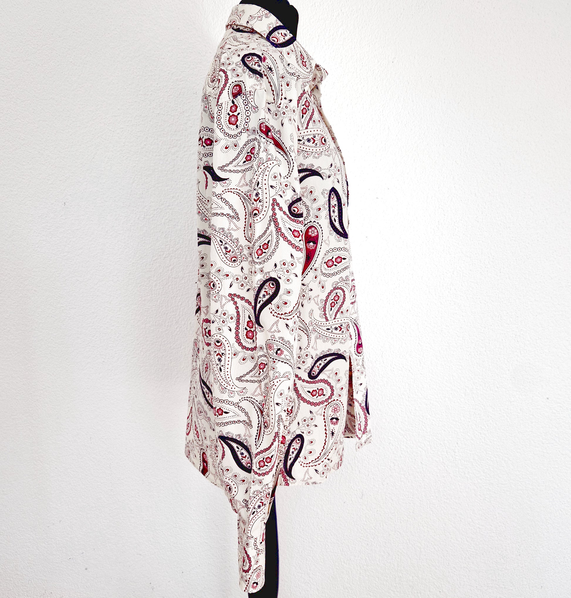 Einzigartiges und nachhaltiges Vintage Hemd in eierschale-rosa-violett mit Paisley. Unique and sustainable vintage shirt in off-white-pink-purple. Side.